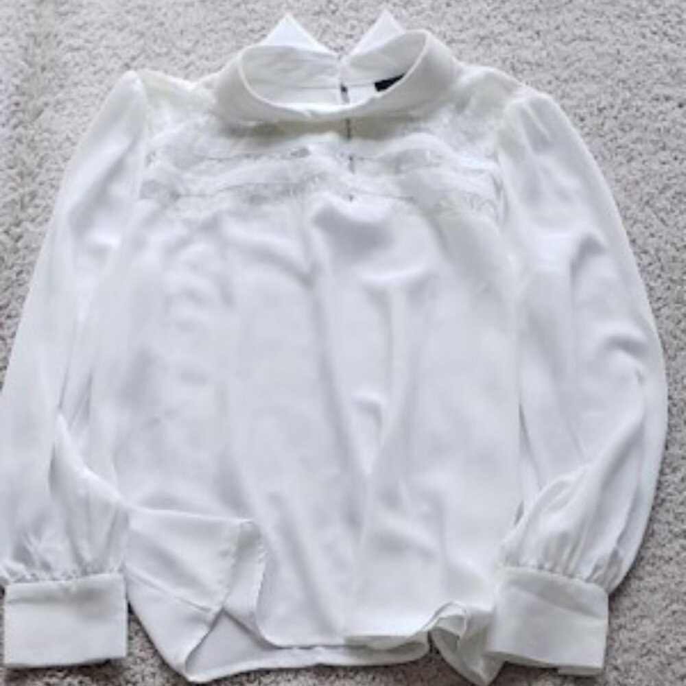 Halogen Long Sleeve Blouse with some Lace
